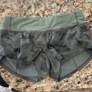 Lululemon camo speed short 2.5 womens size 6  Like new